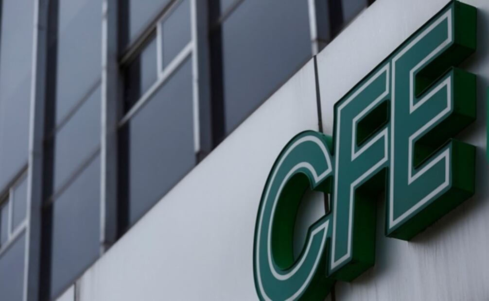 Ayer la actuaria adscrita al Juzgado federal se constituyó en las oficinas de CFE para notificar la orden, sin embargo, la empresa pública se negó a recibirla. Foto: Archivo EL UNIVERSAL