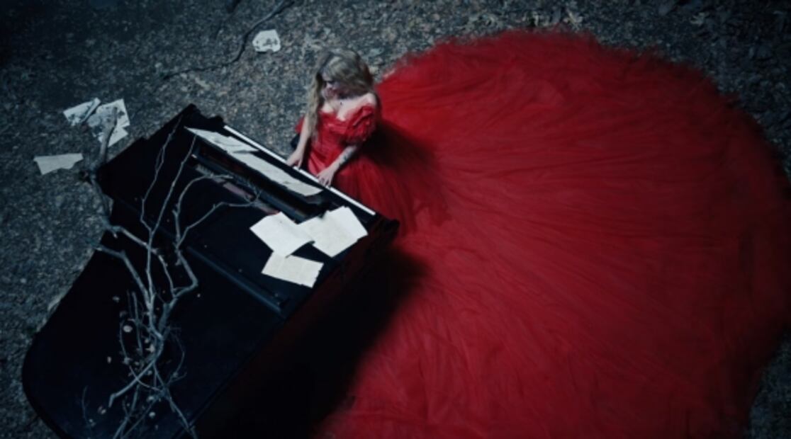Avril Lavigne impacta con look gótico para su nuevo video
