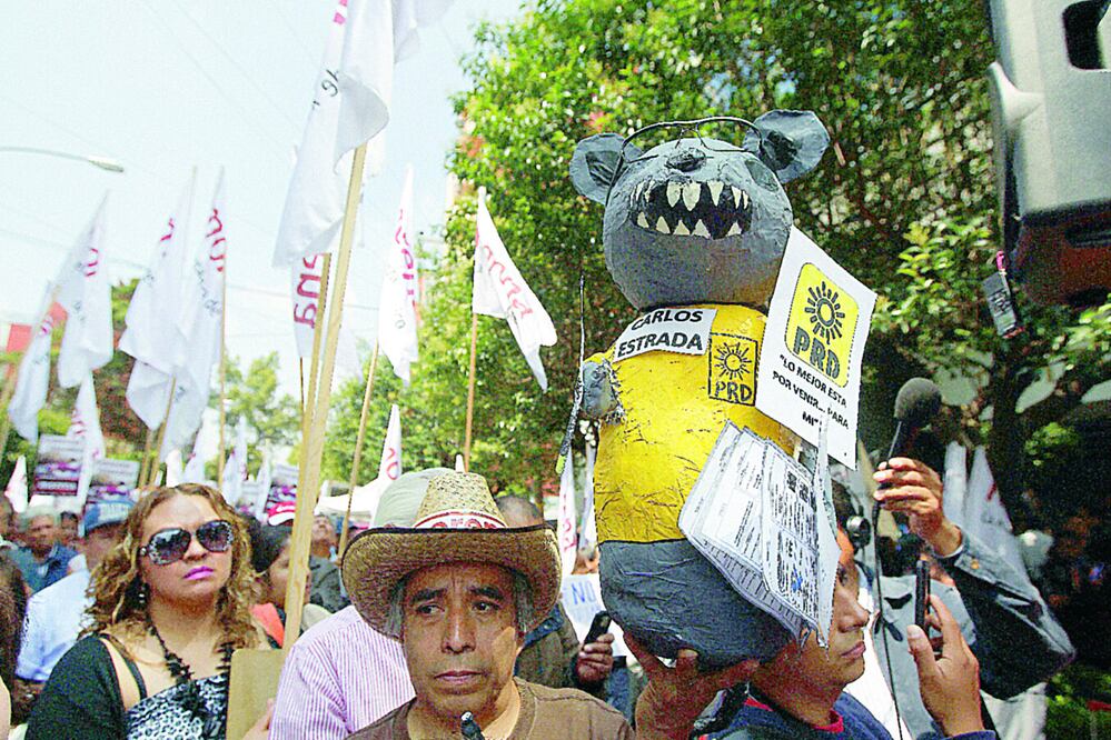 Afuera del Tribunal Electoral del DF, morenistas demandaron equidad al resolver las impugnaciones a los resultados electorales, sobre todo en Gustavo A. Madero e Iztapalapa (ALEJANDRO ACOSTA / EL UNIVERSAL)