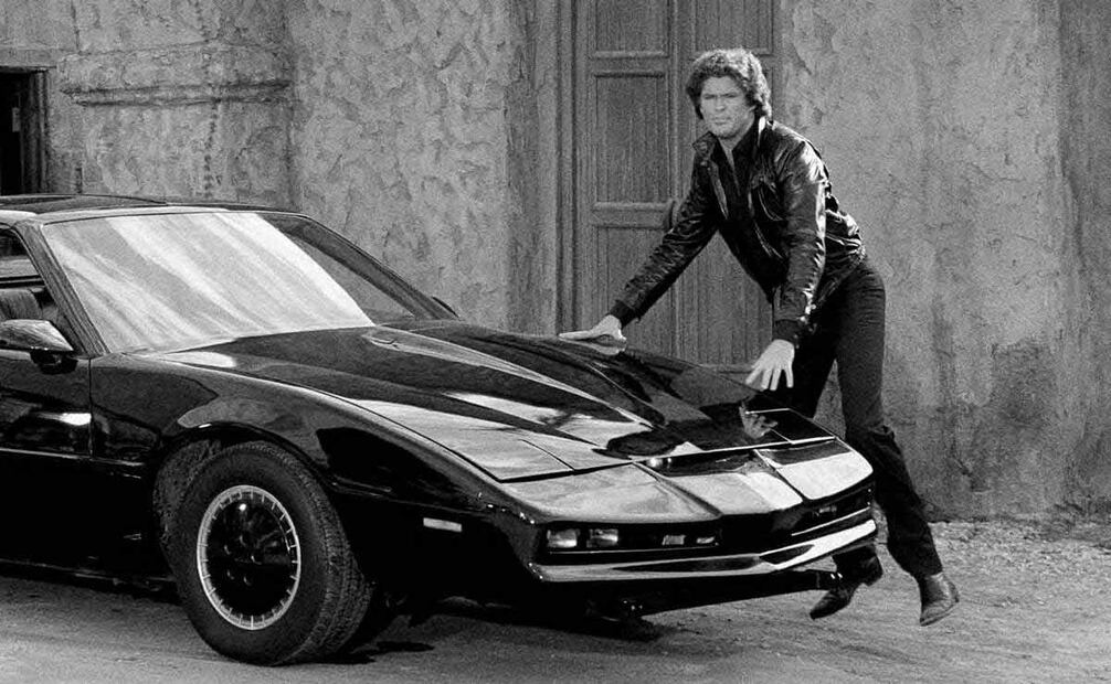 El protagonista de la serie “El Auto Increíble” era Michael Knight y su auto fantástico. El papel de Knight fue interpretado por David Hasselhofff, quien tuvo papeles secundarios en series durante los años 70 y esperaba una oportunidad para dar el salto a la fama. Su gran oportunidad llegó en 1982 con esta serie y fue su primer papel protagónico. El éxito de la serie fue a nivel mundial y se mantuvo cuatro años interpretando el personaje de Michael Knight. Foto: Twitter. Knight Rider Archive @KRArchives / Especial.