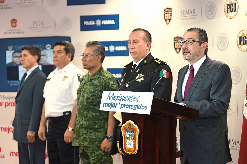 Alejandro Gómez Sánchez, titular de la Procuraduría General de Justicia del Estado de México dio a conocer las cifras de este ilícito acompañado de representantes del Ejército, la Marina, policía estatal y de la Policía Federal. (FOTO: JORGE ALVARADO)