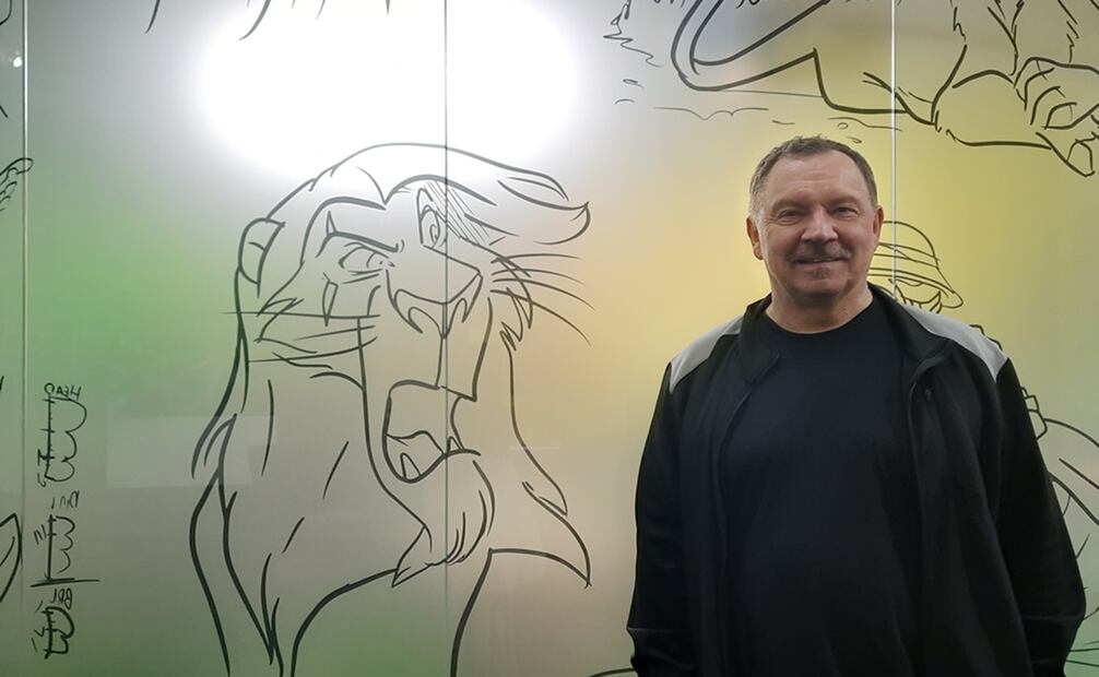 El animador Andreas Deja acudió a la Conferencia de Animación de Sharjah para celebrar los 30 años del lanzamiento del clásico  "El Rey León" . Foto: Frida Juárez/EL UNIVERSAL.