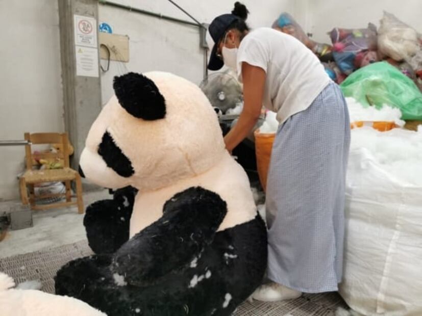 Pandemia no frena producción de muñecos de peluche en Xonacatlán