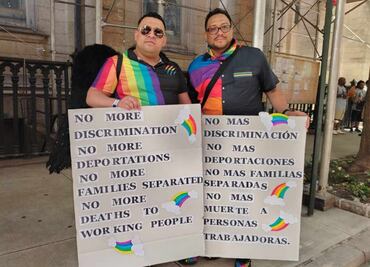Migrantes LGBTQ+ protestan en el New York Pride; exigen un alto a redadas y discriminación