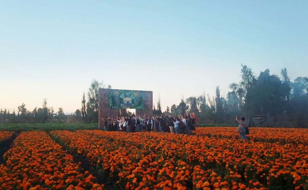 Al bajar en aquella chinampa, el pasado domingo los visitantes conocieron algunos rituales ancestrales de purificación mientras observaban el bello atardecer. Crédito: Gilberto Martínez/Cortesía.