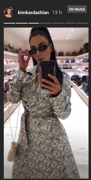Kim Kardashian se viste con un atuendo hecho de billetes de dólares