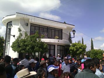 Pobladores se enfrentan a golpes en Hidalgo