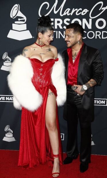 De la mano y presumiendo tatuajes, Christian Nodal y Cazzu posan juntos en su primera alfombra roja