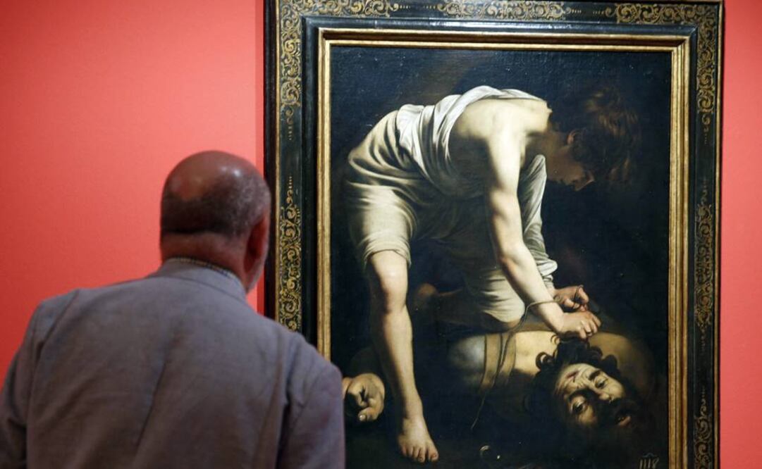 Un hombre observa el cuadro "David vencedor de Goliat" 1598-1599. (FOTO: EFE)