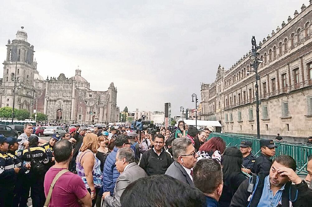 Simpatizantes del presidente electo, Andrés Manuel López Obrador, lo recibieron con vivas y aplausos afuera de Palacio Nacional (ALEJANDRA CANCHOLA. EL UNIVERSAL)