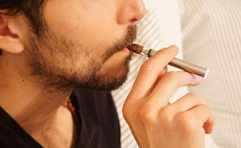 El cigarro electrónico es el precursor del vapeador. Foto: Pixabay