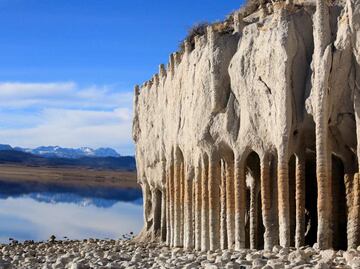 Las extrañas e impactantes columnas de piedra en California