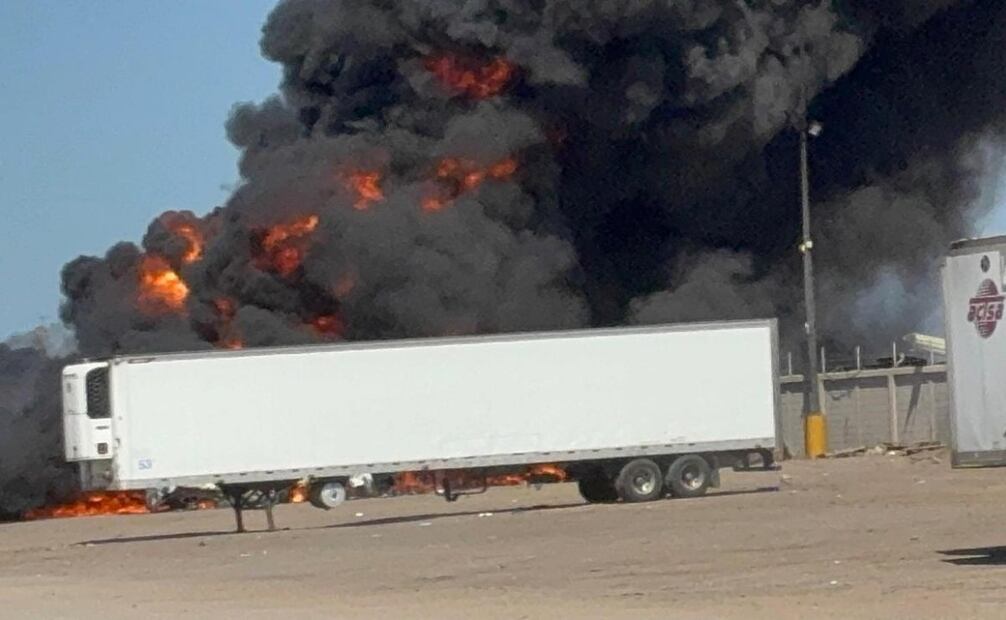 Explosión de la pipa alcanzó cajas de tráiler estacionadas (02/10/2025). Foto: Especial