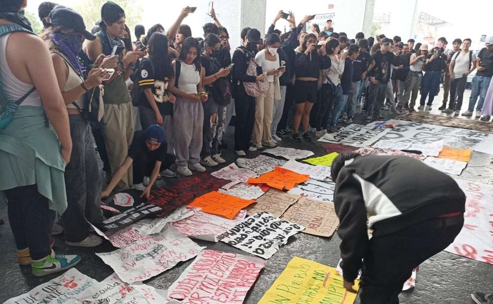 Unos 200  alumnos y padres familia del CCH Naucalpan participaron en una asamblea a la que se sumaron cerca de 200 alumnos de las FES Acatlán, Aragón y de CU de las facultades de Filosofía, Trabajo Social, Ciencias y Ciencias Políticas. Foto: Especial