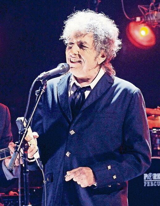 Dylan rompe el silencio y acepta el Nobel de Literatura