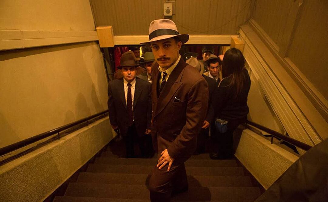 La cinta está coprotagonizada por el mexicano Gael García Bernal, que encarna a un comisario encargado de atrapar al poeta. FOTO: EFE.