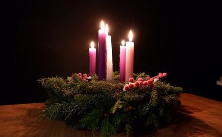 Corona de Adviento 2025: ¿qué color de vela se enciende primero y por qué?