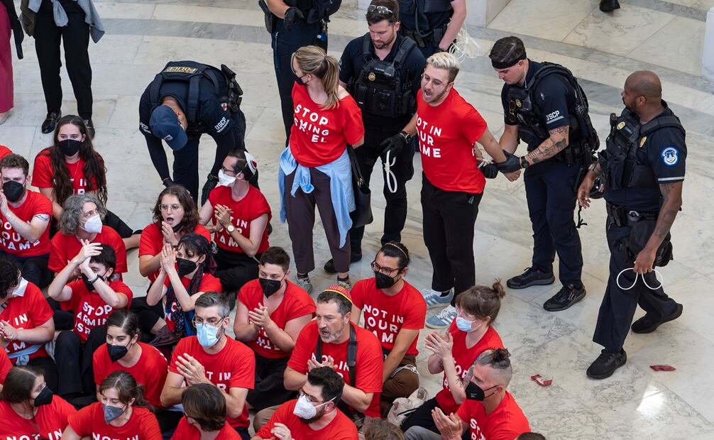 La policía dijo que utilizó gas pimienta después de que algunos manifestantes se habían vuelto “violentos” y “no obedecieron” órdenes Foto: AP / J. Scott Applewhite