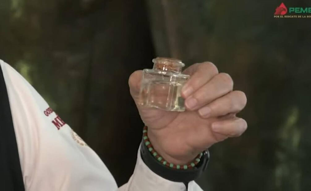 Octavio Romero Oropeza mostró en un recipiente de vidrio un aceite similar al que se encuentra en las cocinas. Foto: captura de pantalla