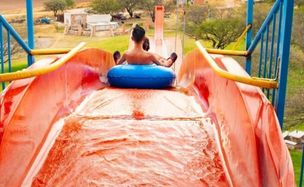 Balneario El Oasis: aguas termales y toboganes por 150 pesos