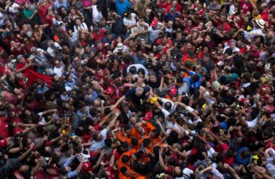 Lula se entrega a la Policía Federal y es trasladado a prisión