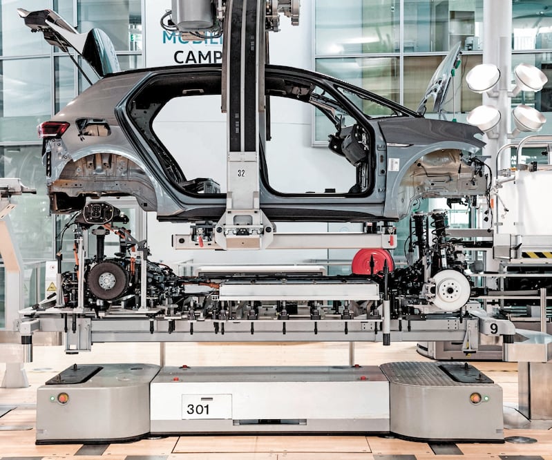 Analistas advierten que el precio de autos en México se presiona por baja producción de subcompactos debido a falta de semiconductores. Foto: JENS SCHLUETER . AFP