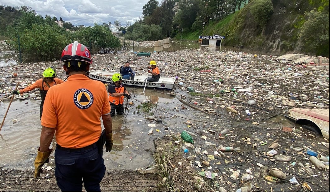 Elementos de Protección Civil rescatan cuatro autos atrapados en la presa Río Mixcoac en la alcaldía Álvaro Obregón tras las lluvias intensas del pasado domingo en la Ciudad de México, el 30 de junio de 2025. Foto: Juan Carlos Williams/EL UNIVERSAL
