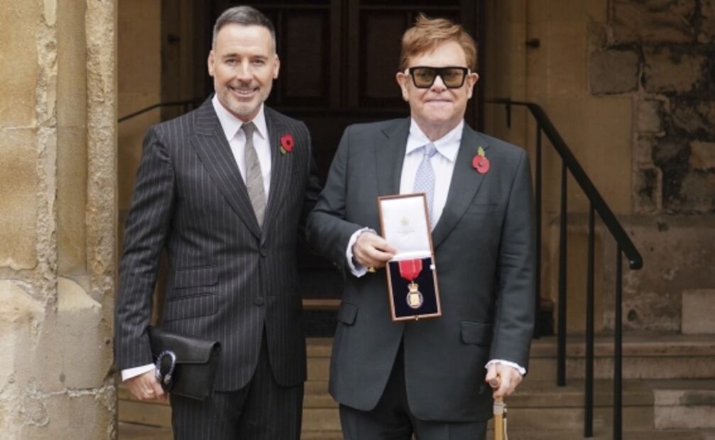 Con bastón y junto a su esposo, Elton John recibe prestigioso premio británico