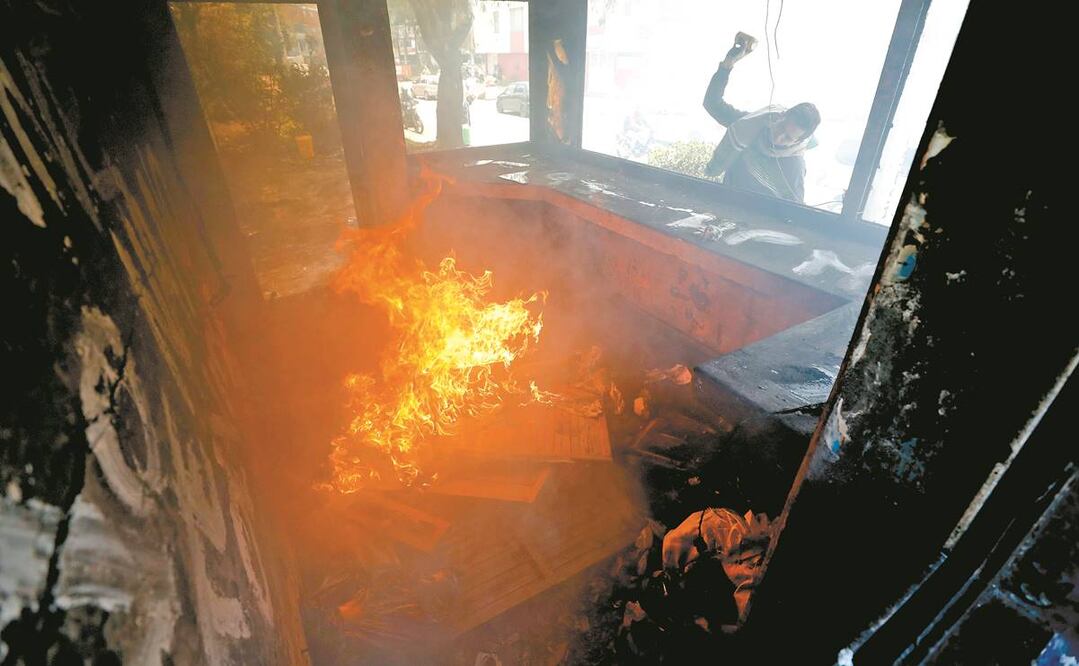Los disturbios siguieron ayer en protestas contra la violencia policial. Foto: EFE