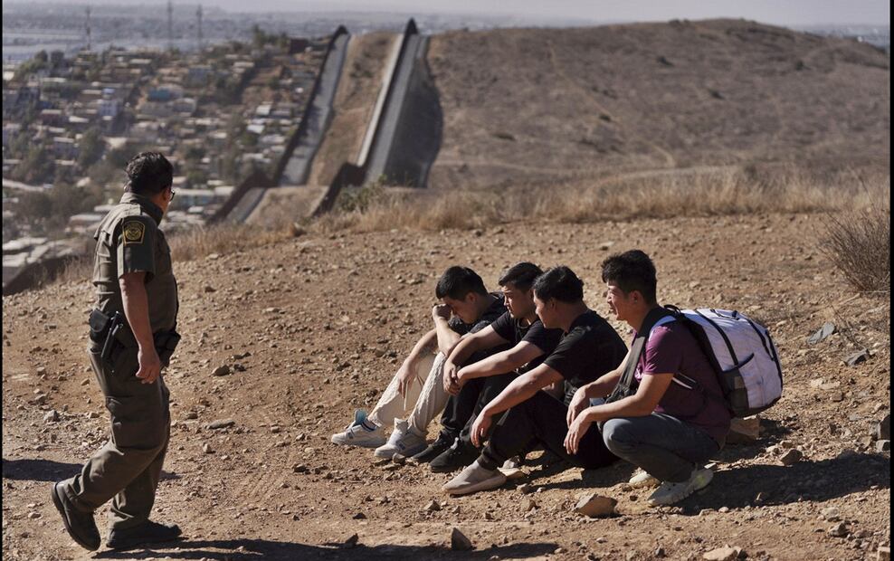 Migrantes son detenidos por la Patrulla Fronteriza tras cruzar el muro, el 23 de enero de 2025, en San Diego, California. Foto: AP