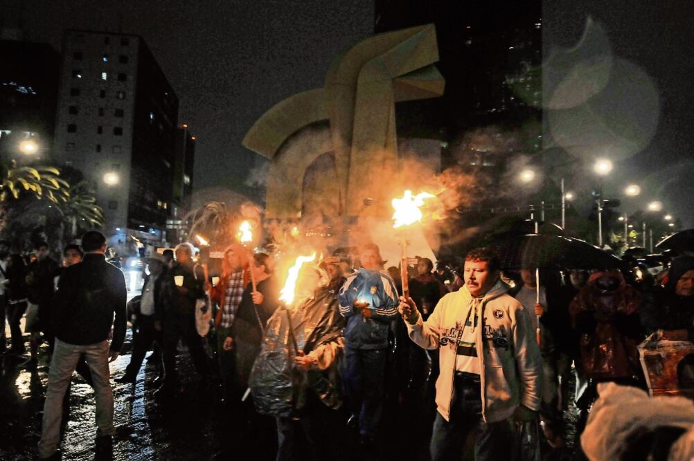 Elementos de la Coordinadora Estatal de Trabajadores de la Educación en Guerrero marcharon ayer de su campamento en la Ciudadela a Reforma y Bucareli, en la Ciudad de México (ARMANDO MARTÍNEZ. EL GRÁFICO)