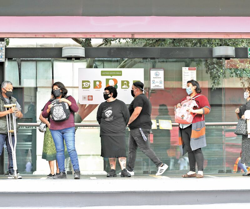 A partir de junio, las personas que tengan relojes y teléfonos inteligentes también podrán tener acceso al Metrobús. Foto: ARCHIVO EL UNIVERSAL