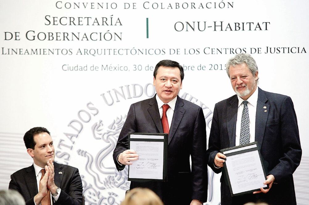 El secretario de Gobernación, Miguel Ángel Osorio Chong, firmó un convenio con ONU-Hábitat para combatir la violencia contra las mujeres (IVÁN STEPHENS. EL UNIVERSAL)