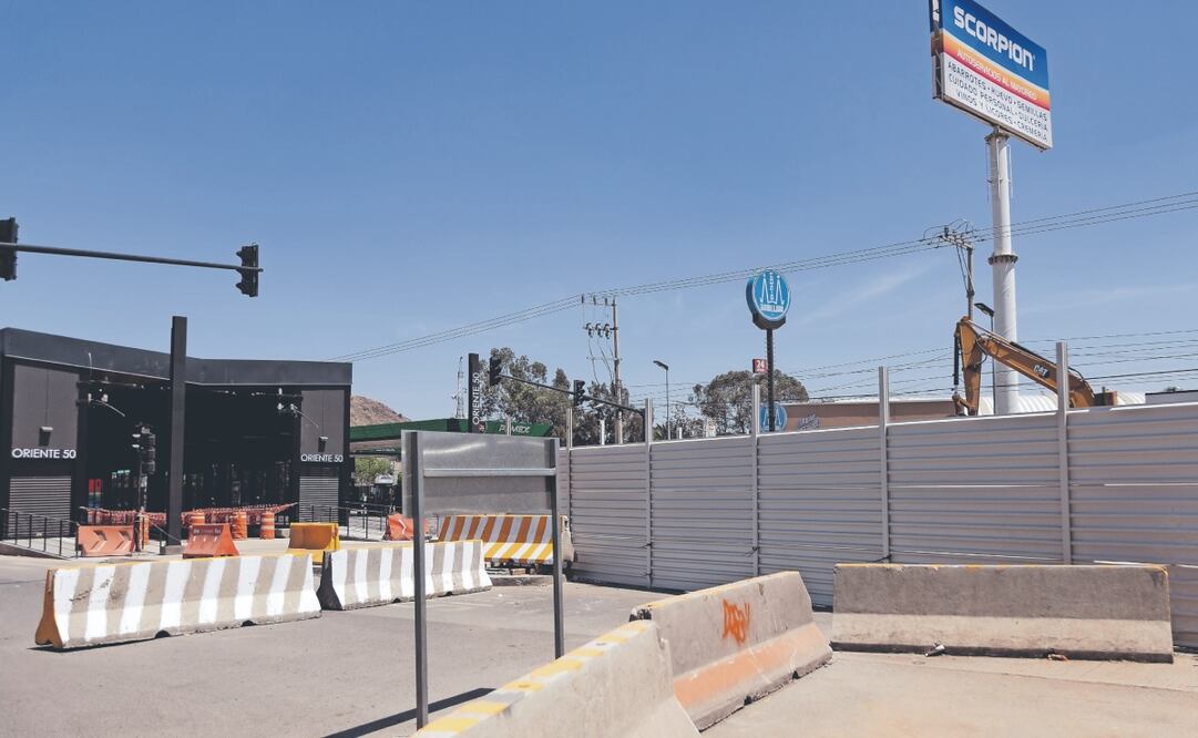 Los trabajos para la construcción de los colectores obstruyen lo que será el camino de las unidades del trolebús por lo que éstas deberán desviarse para operar. Foto: de Hugo Salvador. El Universal