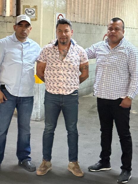 Momento de la detención de Fernando Medina, sujeto que golpeó a adolescente en Subway de SLP. Foto: Especial / EL UNIVERSAL