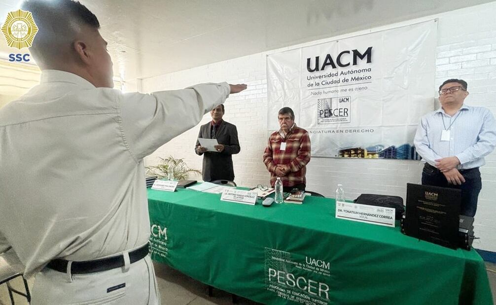 Toma de protesta del ahora licenciado Claudio Martínez Martínez, el viernes 12 de abril en el Reclusorio Preventivo Varonil Norte, con presencia de autoridades de la Universidad Autónoma de la Ciudad de México y del sistema penitenciario. Foto: Cortesía SSC.