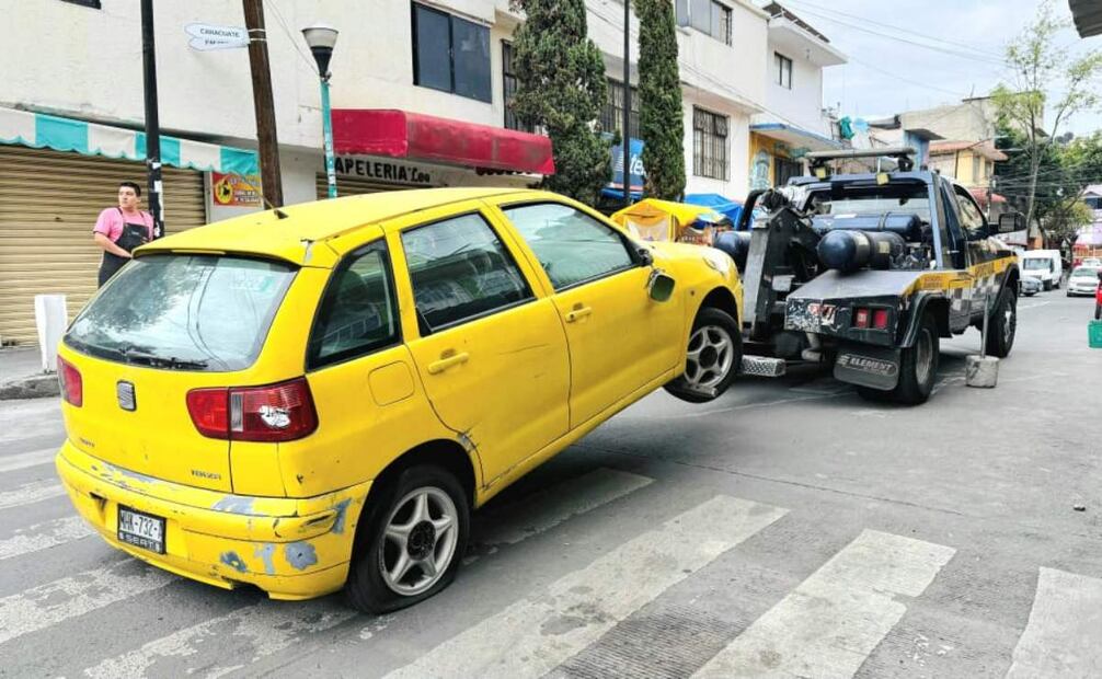 Retiran autos abandonados en Coyoacán. (09/07/2025). Foto: Especial