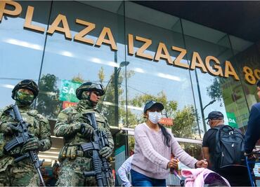 FOTOS: "Estábamos abriendo la bodega cuando nos sacaron los militares"; trabajadores narran operativo en plaza de izazaga