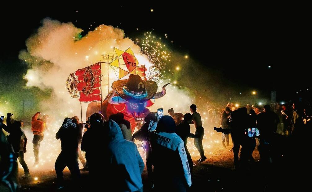 Algunos asistentes prefieren ver de cerca el espectáculo. Foto: Luis Camacho y Osmar Alvarado / EL UNIVERSAL