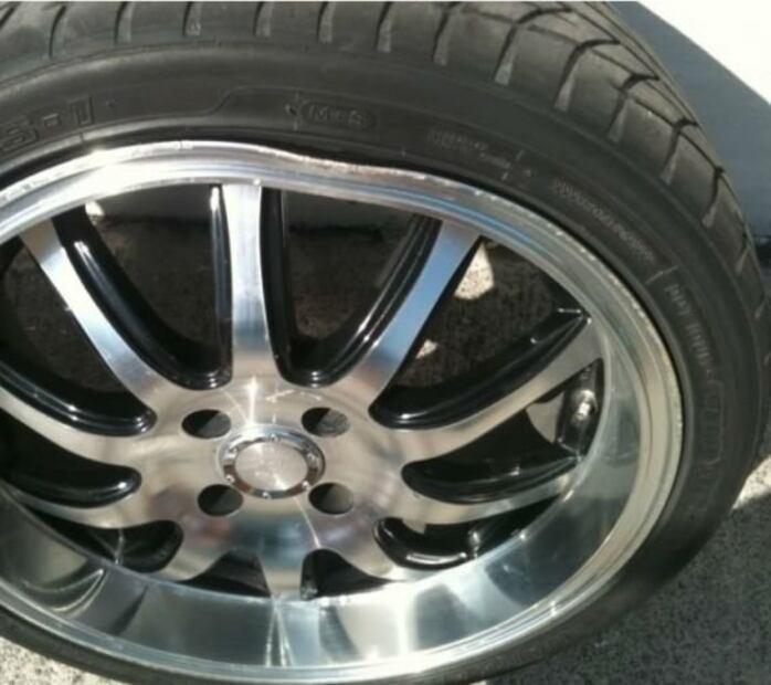 5 daños que producen los baches a tu auto 