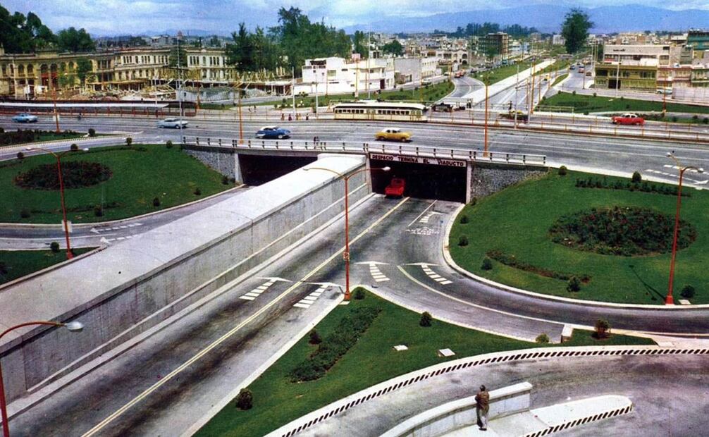 La Calzada de Tlalpan y el Viaducto en los años 60. Se ve la antigua ruta de tranvía que después fue reemplazada por la línea 2 del Metro; en el fondo están las colonias Asturias y Viaducto Piedad. Imagen: Col. Villasana.