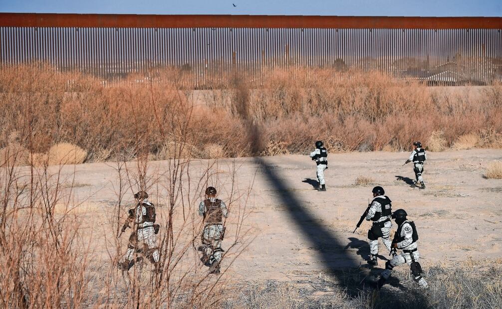 Especialistas temen que con la llegada de 10 mil guardias nacionales a la frontera norte, las personas en movilidad estén expuestas a mayores abusos de sus derechos. Foto: Luis Torres / EFE