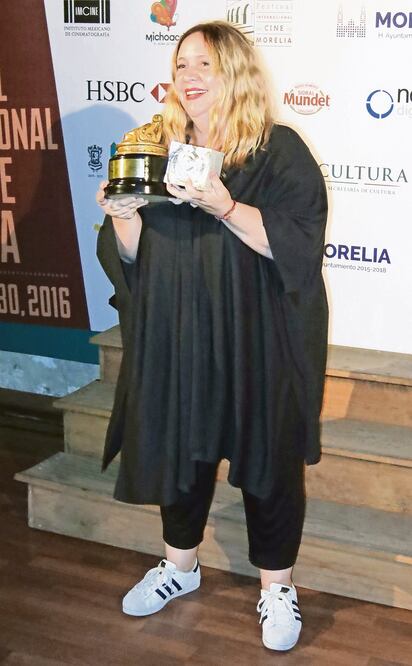 La directora de Bellas de noche, María José Cuevas, con el premio (BERENICE BAUTISTA. AP)