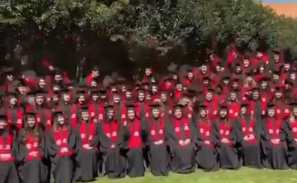 VIDEO Jóvenes caen de gradas durante foto de graduación en la IBERO; trasladan a alumnos al hospital