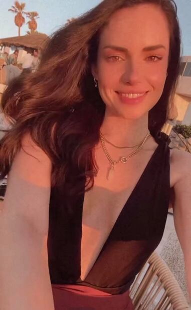 El escote profundo que lució la novia de Mauricio Ochmann