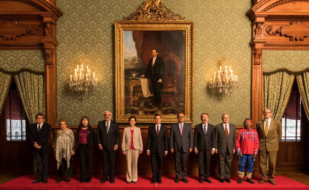 El presidente Enrique Peña Nieto junto a los galardonados y funcionarios en la ceremonia realizada en el Salón de Recepciones del Palacio Nacional (CORTESÍA: PRESIDENCIA DE LA REPÚBLICA)