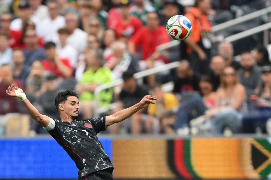 Stephen Eustaquio con la selección de Canadá, durante los 16vos de Final del Mundial de 2026 - Foto: AFP