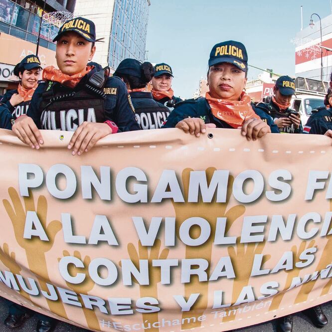 Policías costarricenses se sumaron a la marcha de ayer en San José para rechazar la violencia de que son víctimas las mujeres en Costa Rica. EZEQUIEL BECERRA. AFP