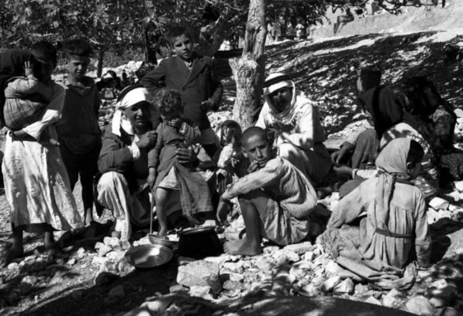 “Refugiados palestinos cruzando la frontera en 1948: imagen que documenta el éxodo y el drama humano tras las expulsiones.”/ Crédito: Naciones Unidas