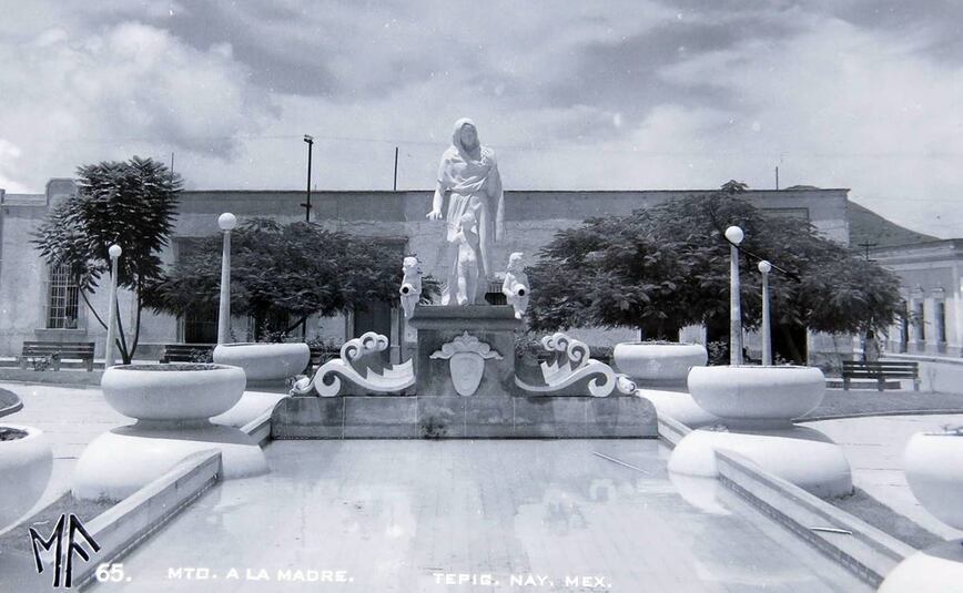 Una postal de los años cincuenta en la que se aprecia el Monumento a la Madre, ubicado en el Jardín a la Madre en Tepic, Nayarit. De acuerdo a la información obtenida, tanto el Jardín como la escultura fueron modificados y retirados décadas después y ahora son totalmente distintos. Col. Villasana.